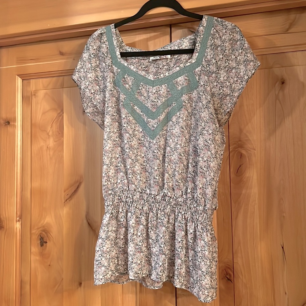 Floral short sleeve blouse with drop waist ruffle